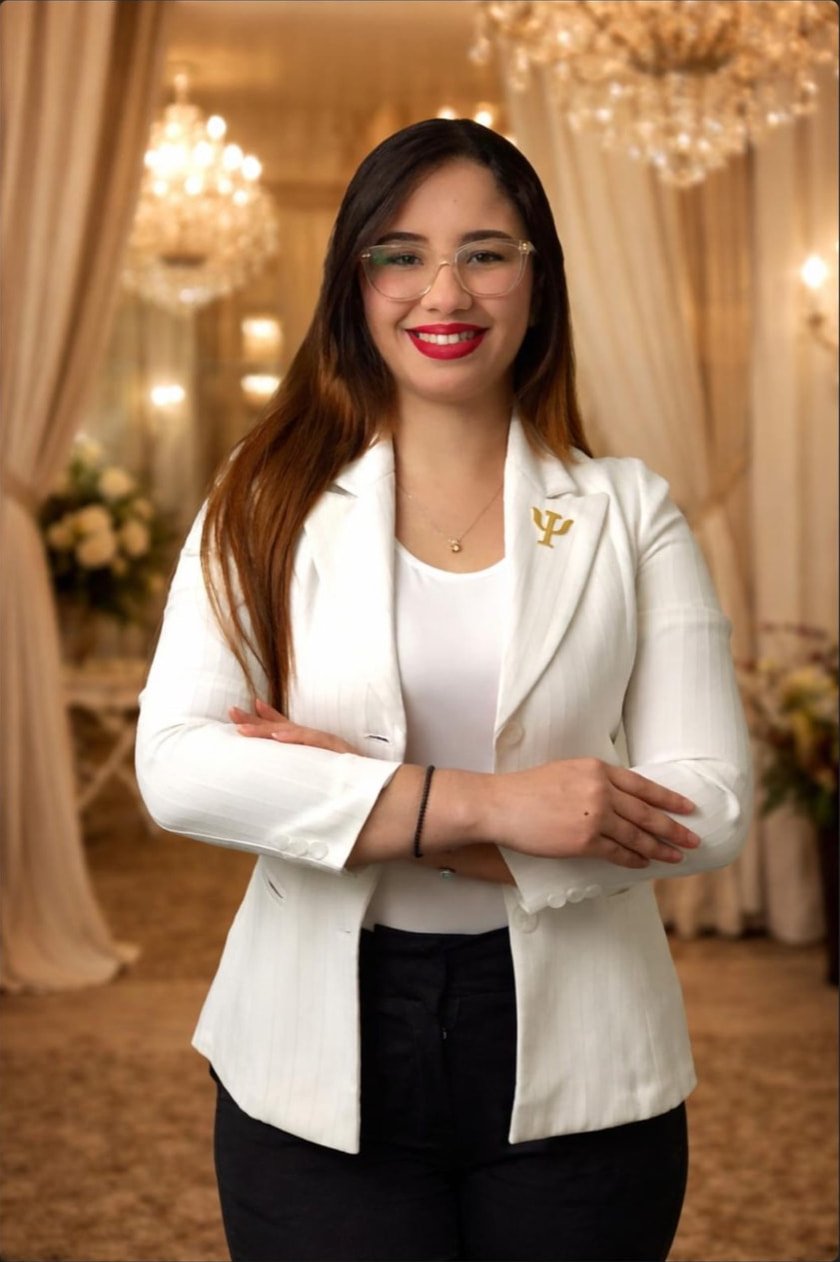 Retrato profesional de Jennifer Alicia Guerra Barreiro con blazer blanco